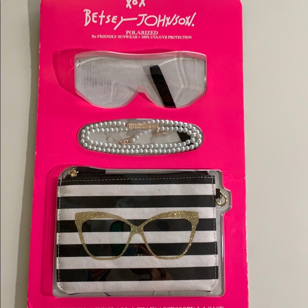 Betsey Johnson case and chain accessory